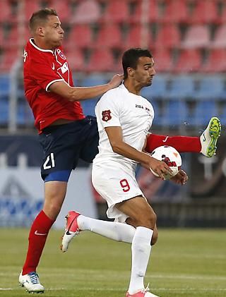 Szekeres Adrián (balra) gyötri a Podgorica gólszerzőjét