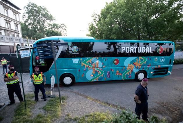 Begördült a portugál csapatbusz a Margitszigetre