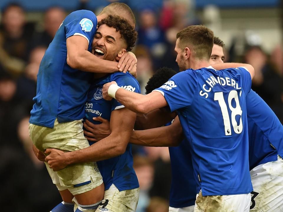 Calvert-Lewin Richarlisonnal a nyakában ünnepel. Kettejük kapcsolata meghatározó az Everton jelenében (Fotó: AFP)