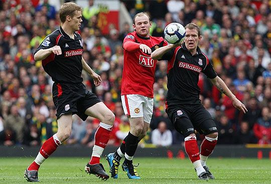 A nagy kedvvel játszó Rooney csatázik a Stoke védőivel (Fotó: Action Images)