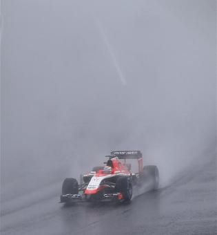 Az extrém esős gumiktól mindenki hamar szabadult Szuzukában 
– éppen Bianchi tartotta fent legtovább azokat a rajt után