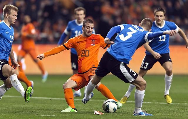 Van der Vaart kezdte a gólgyártást (Fotó: Reuters)