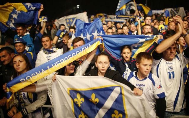 Szarajevóban ünneplő bosnyák drukkerek a kijutás estéjén (Fotó: Action Images)