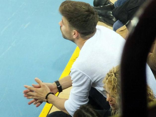 Gerard Piqué és Shakira az első sorban a kosarasok meccsén