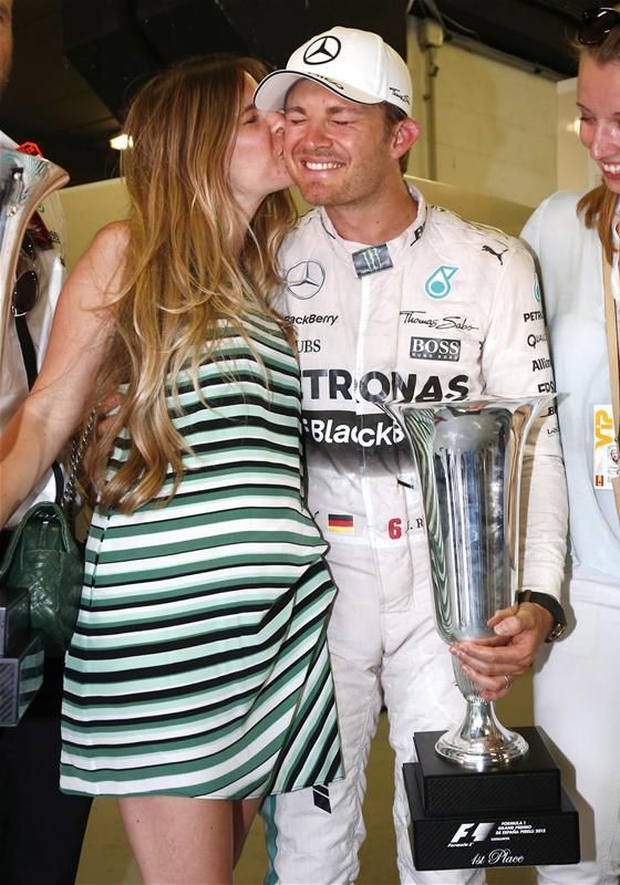 Nico Rosbergnek járt a puszi is a győzelemért