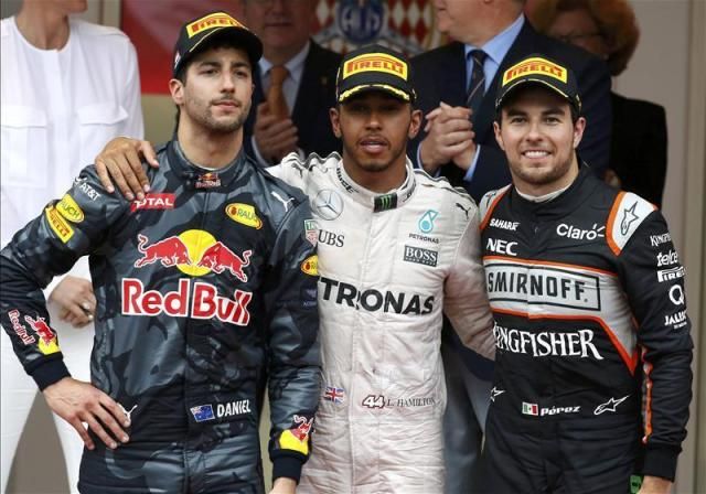 A dobogósok: Ricciardo, Hamilton, Pérez (Fotó: Action Images)