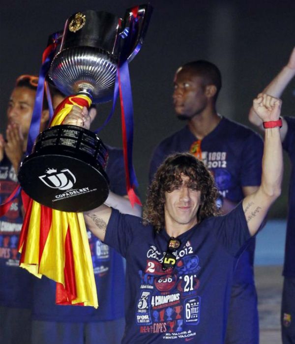 Puyol a Király-kupával: ő nem ejtette el (Fotó: Marca)