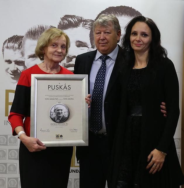 Az Östreicher-díjat Gellei Imre nyújtotta át Tóth Mihály feleségének és lányának (Fotó: Hegedüs Gábor)