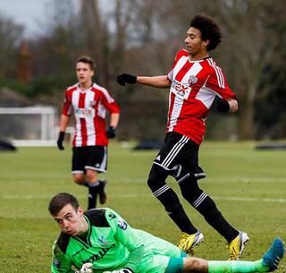 Keshi Anderson a Brentford mezében a Crystal Palace ellen 
(Fotó: Mark D. Fuller)