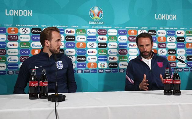Harry Kane és Gareth Southgate a szombati sajtótájékoztatón (Fotó: AFP)