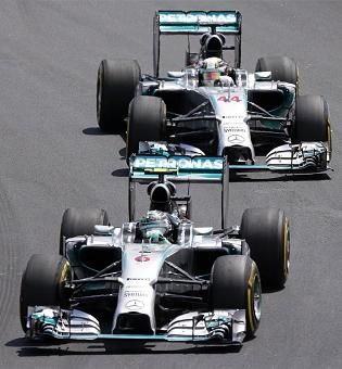 A két Mercedes nagy csatát vív