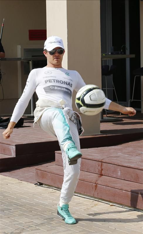 Rosberg labdával készült a száguldásra