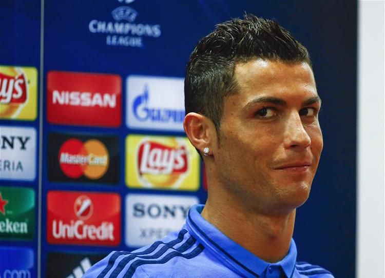 Cristiano Ronaldo tudja, de nem mondja meg (Fotó: Reuters)