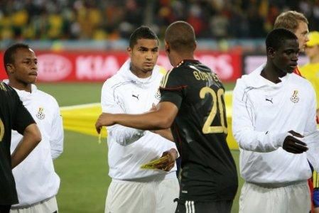 A Boateng testvérek kézfogása a világbajnoki meccs előtt (forrás: yimg.com)