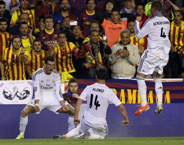 Bale a győztes gól után, a kevéssé boldog Barcelona-drukkerek előtt (Fotó: Reuters)