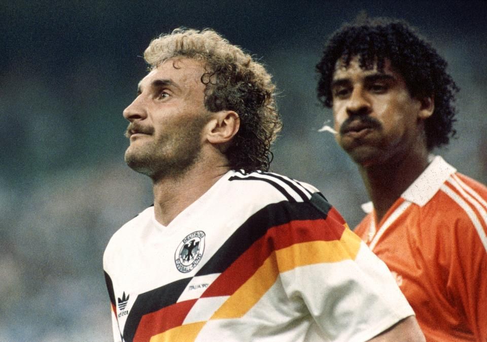 Rudi Völler és Frank Rijkaard a híres leköpős jelenetben az NSZK–Hollandia nyolcaddöntőben az 1990-es vb-n.