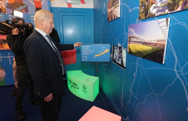 Tarlós István főpolgármester is kipróbálta az interaktív kiállítást