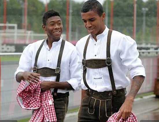 Az osztrák válogatott Alaba (jobbra) csak mosolyog Luiz Gustavo Oktoberfestet firtató kérdésein (forrás: sport1.de)