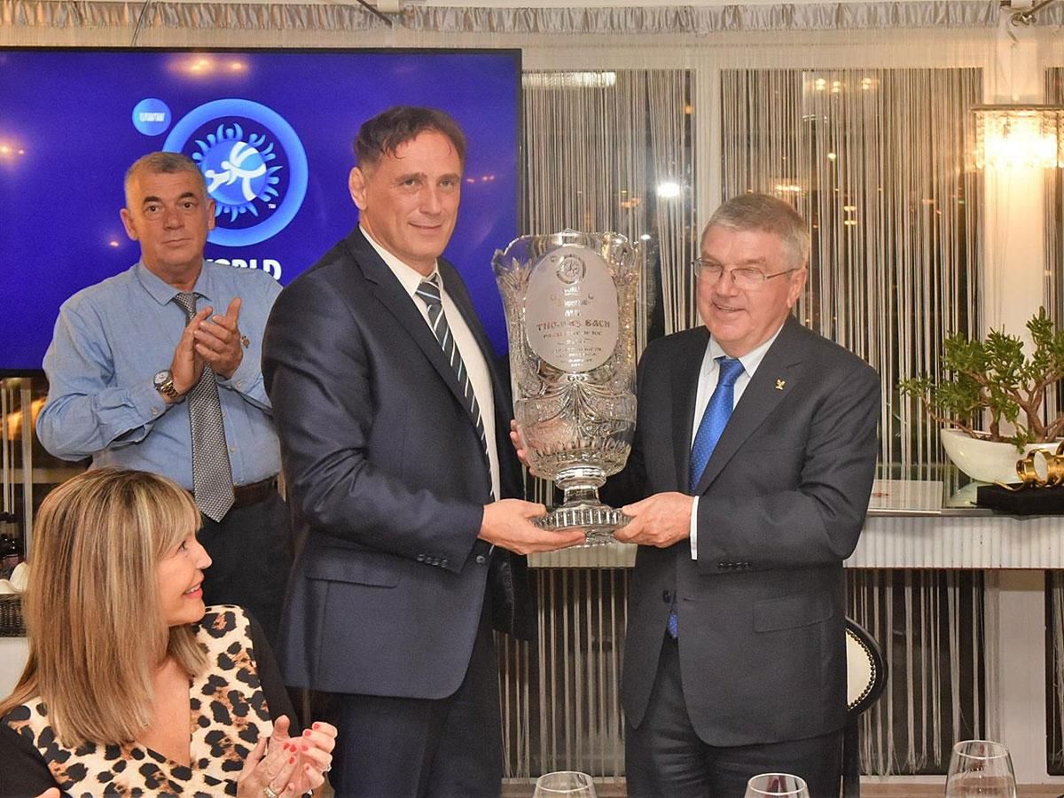 Thomas Bach, a Nemzetközi Olimpiai Bizottság elnöke (jobbra) ajándékot is kapott a Magyar Birkózó-szövetségtől (Fotó: Facebook/Birkózó-vb)