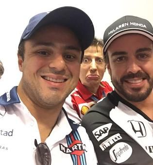 A nap képe: Massa, Alonso és korábbi kollégájuk,
Massimo Rivola, a Ferrari sportigazgatója