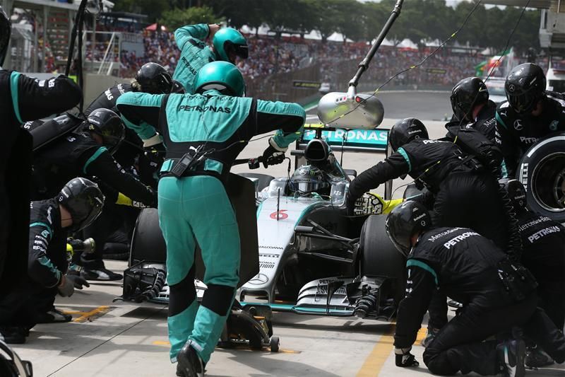Nico Rosberg szerint úgy igazságos, ha a két pilóta azonos stratégiával versenyez, ezen nem szabad változtatni (Fotók: Action Images)