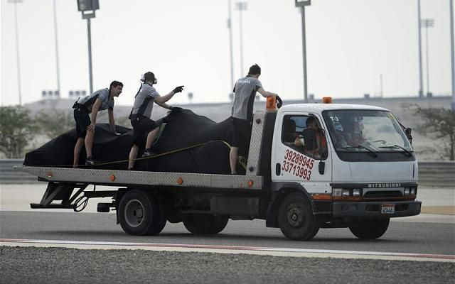 Így szállítják vissza az autókat a boxba a platós kocsin (Fotó: Reuters)