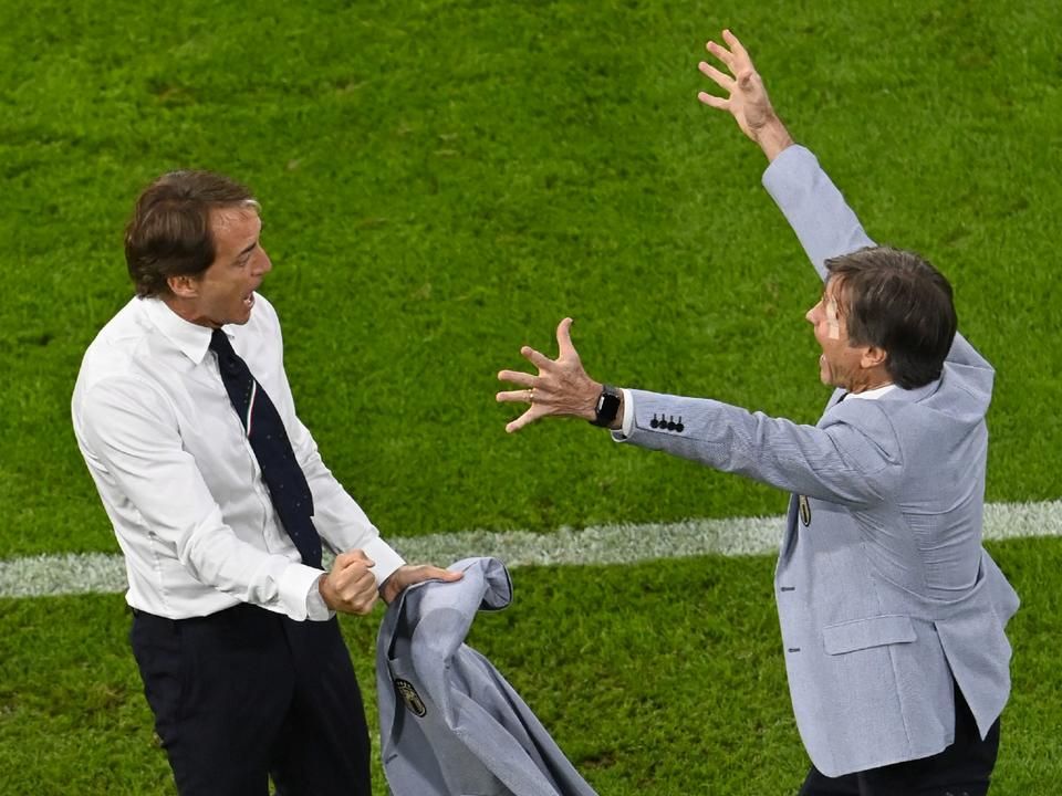 Mancini (balra) elődöntőbe vezette az olaszokat (Fotó: AFP)