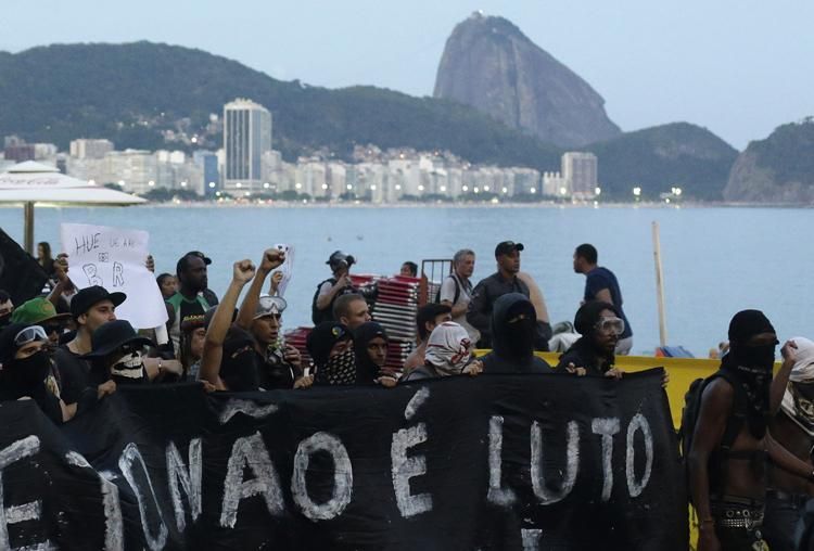 A vébé ellen tiltakozók a Copacabanán (Forrás: Reuters)
