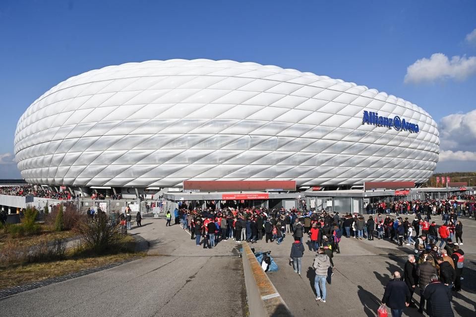 Kígyózó sorok a Bayern München otthonánál, az Allianz Arénánál: a visszatért nézők ellenére is nehéz gazdasági év vár a bajorokra a számok alapján (Fotó: AFP)