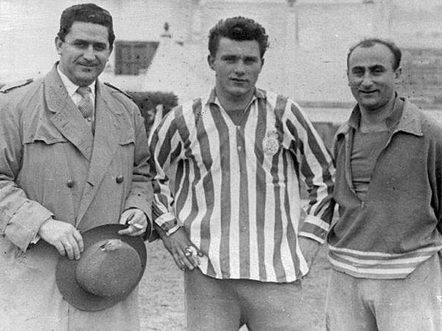 Kuzman Józsefet Nemes György (balra) és José Benitez edző segítette