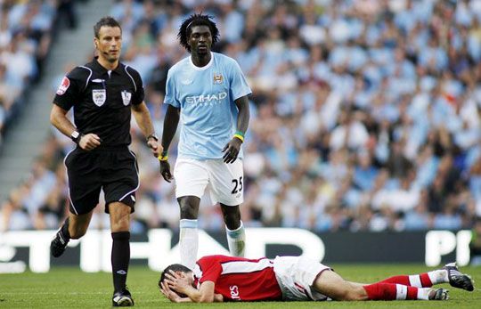 Mindennek megvan az ára: Adebayor (kékben) mozdulata három meccses eltiltást ért (Fotó: Action Images)