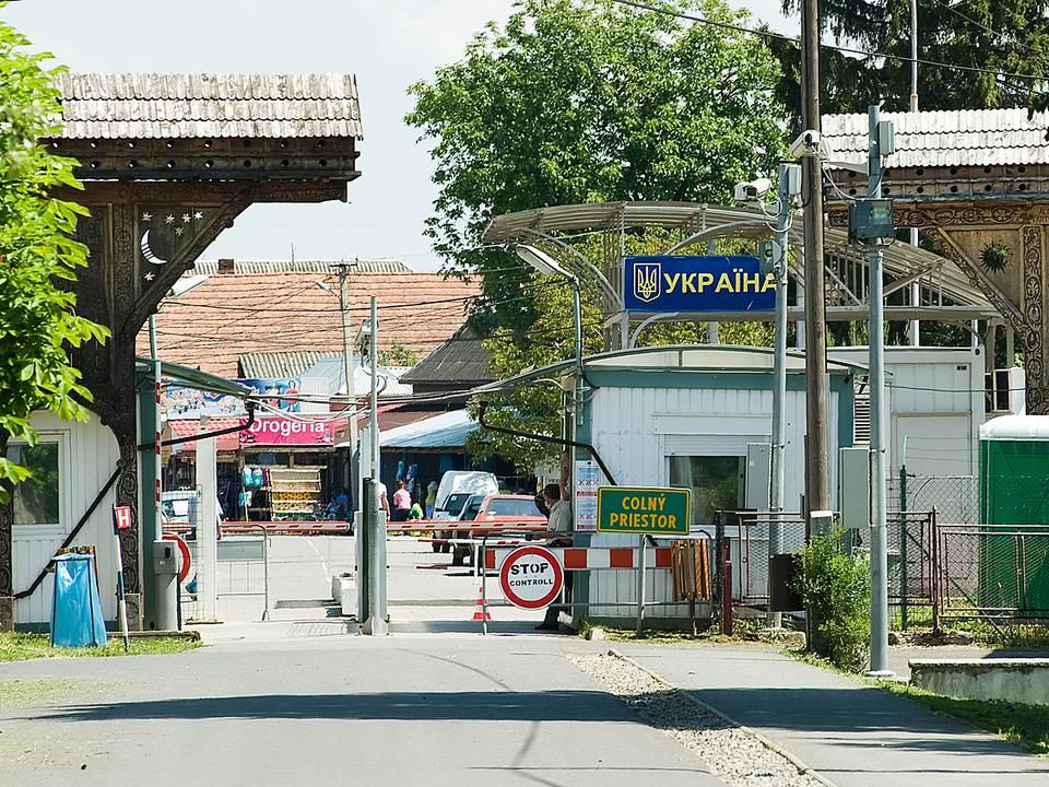 Félbehasított székelykapu jelképezi az ukrán–szlovák határon a kettészelt falu sorsát