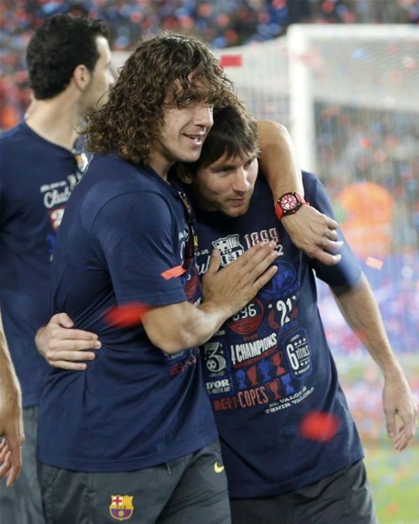 A nagy Puyol megszorongatta a kis Messit (Fotó: Action Images)