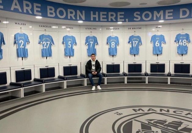 Vancsa Zalán a Manchester City felnőttcsapatának öltözőjében (Fotó: mtkbudapest.hu)