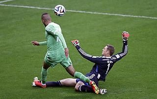 Neuer kapus többször jól söprögetett (Fotó: Reuters)