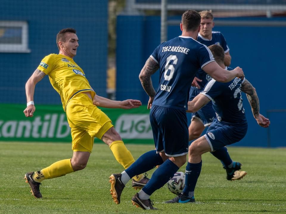 Pethő Bence vezeti a labdát a tiszakécskei védőkre (Fotó: Fehér Ádám/Gyirmót FC Győr)
