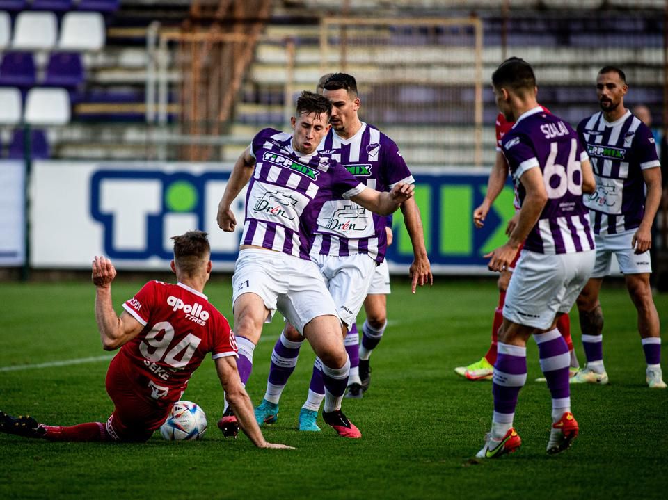 Fazekas Lóránt (21) jól védekezett, de egy ízben nagyot hibázott, és gól lett belőle (Fotó: Für Henrik/Békés Megyei Hírlap)