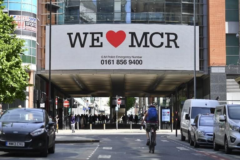 Szeretjük Manchestert – hirdeti a transzparens a város egyik belvárosi épületén (Fotó: AFP)
