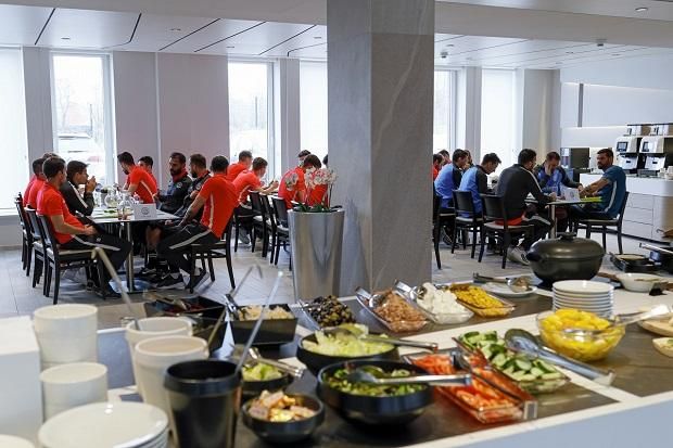 Éppen a III. Kerületi TVE játékosai fogyasztják el ebédjüket az étteremben (Fotó: Szabó Miklós)