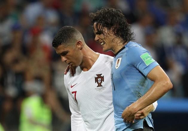 C. Ronaldo (balra) támogatta le a megsérülő Cavanit (Fotó: AFP)