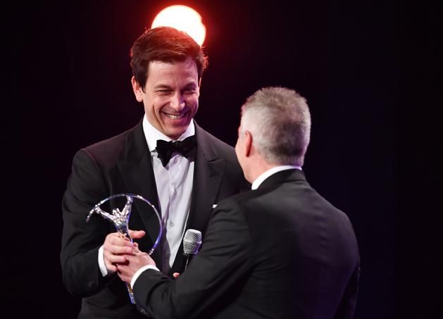 A Mercedes képviseletében Toto Wolff csapatfőnök vette át a díjat