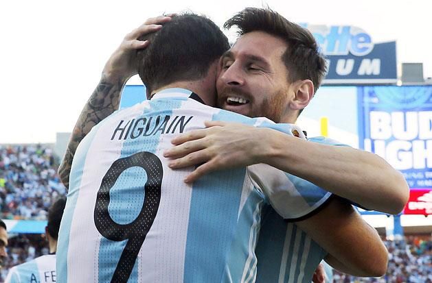 Gonzalo Higuaín és Lionel Messi főszerepet játszott a sima argentin győzelemben (Fotó: Reuters)