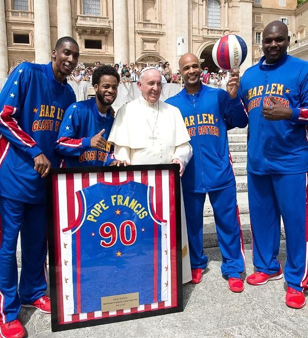 2015 májusában a Harlem Globetrotters kosárlabdázói lepték meg Ferenc pápát egy különleges, 90-es számú felsővel