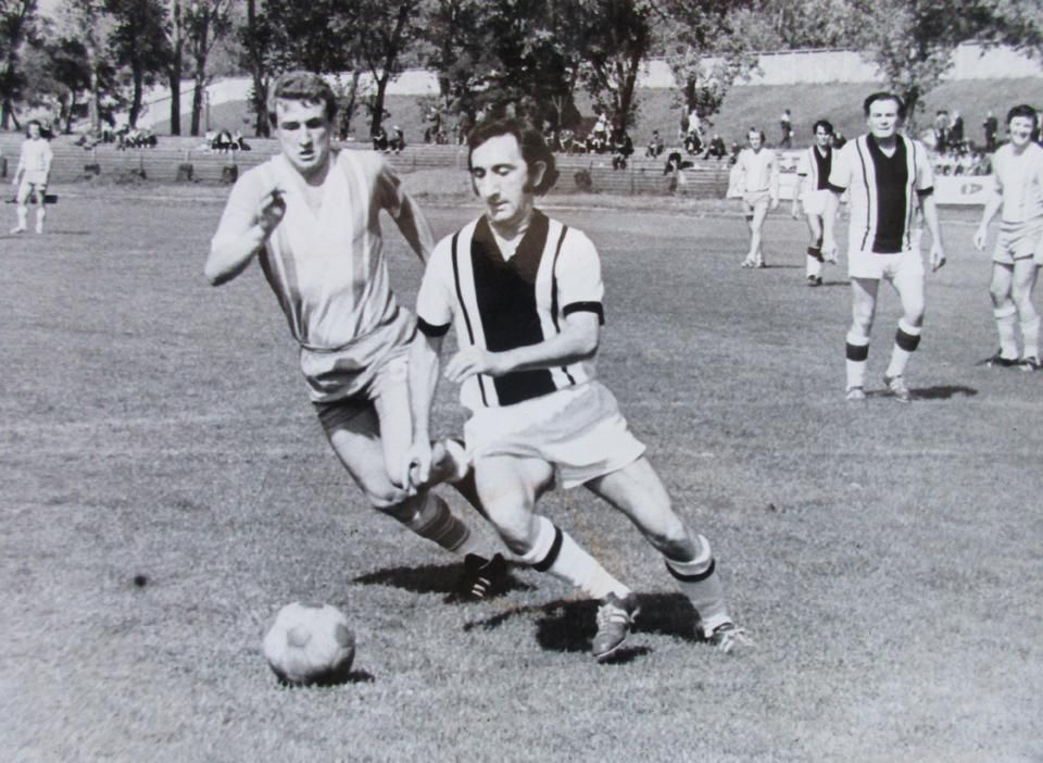 Thékes István mellett a színészlegenda, Garas Dezső igyekszik elvinni a labdát (a háttérben Szirtes Ádám)