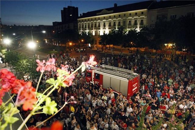 Ezrek ünnepelték a csapatot a város főterén (Fotó: MTI)