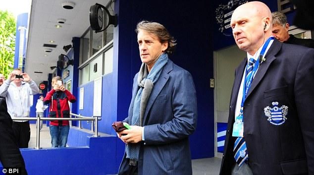 Eközben Roberto Mancini távozik – a Queens Park Rangers stadionjából, ahová most edzésre jár a csapatával