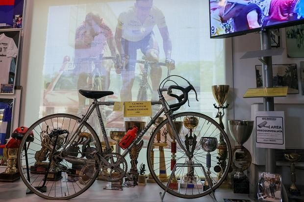A nagy bajnok első biciklije 1982-ből, mögötte trófeák sorakoznak
