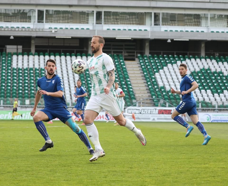 Fejes András (fehérben) védőmunkája ellenére két gólt is szerzett az első félidőben a Szolnok (Fotó: Kisalföld / Huszár Gábor)