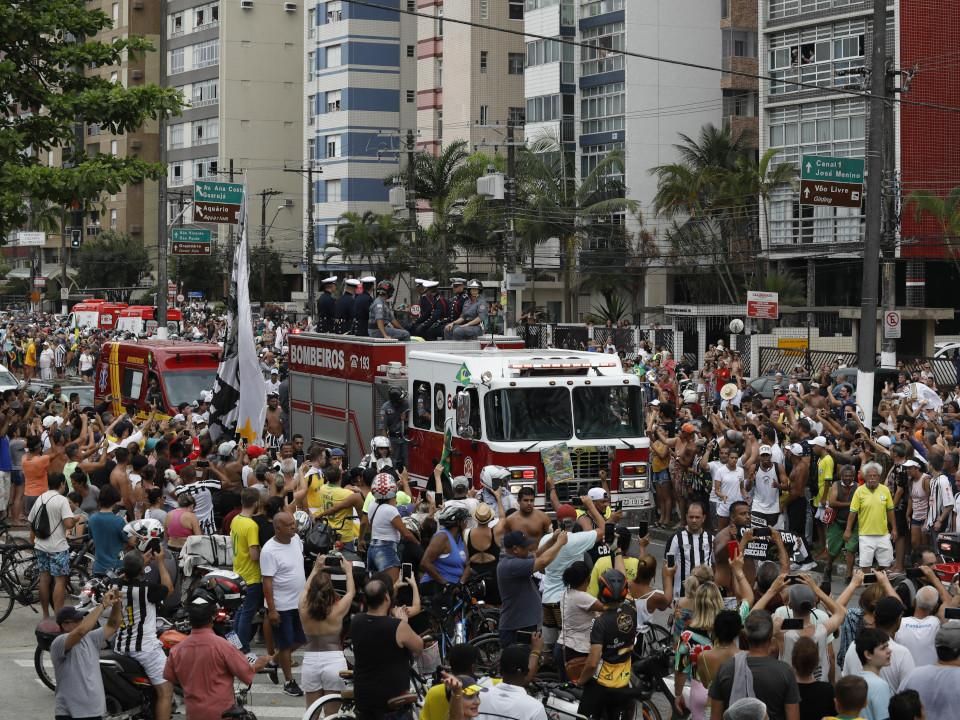 A koporsót szállító tűzoltóautót ezrek kísérték az utcákon (Fotó: AFP)