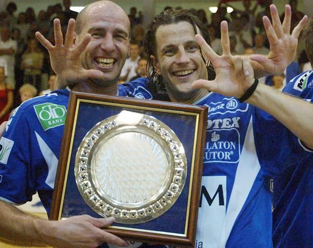 Éles József (balra) 2003-ban köszönt el a Veszprémtől, ezen a képen Pásztor Istvánnal ünneplik a 11 évvel ezelőtti bajnoki címet